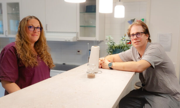 Hanna och Johan jobbar på gruppboende