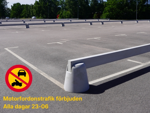 Nya avskärmningar och ändrad skyltning vid Åkrahällskolans parkering