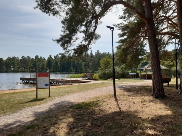 Brygga och pedagogisk station om Linnéasjön